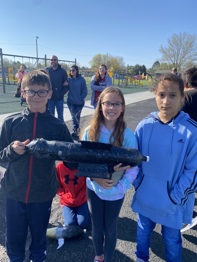 5th grade students and their rockets
